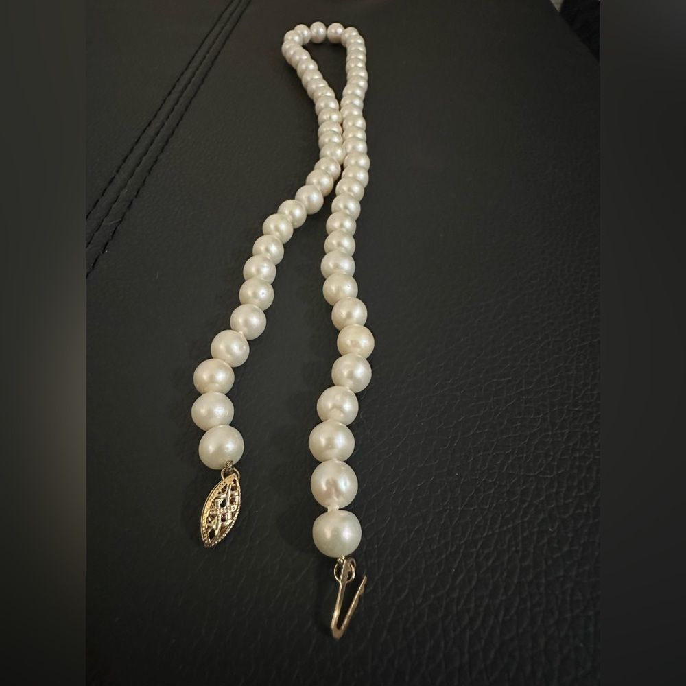 Elegant pearl necklace